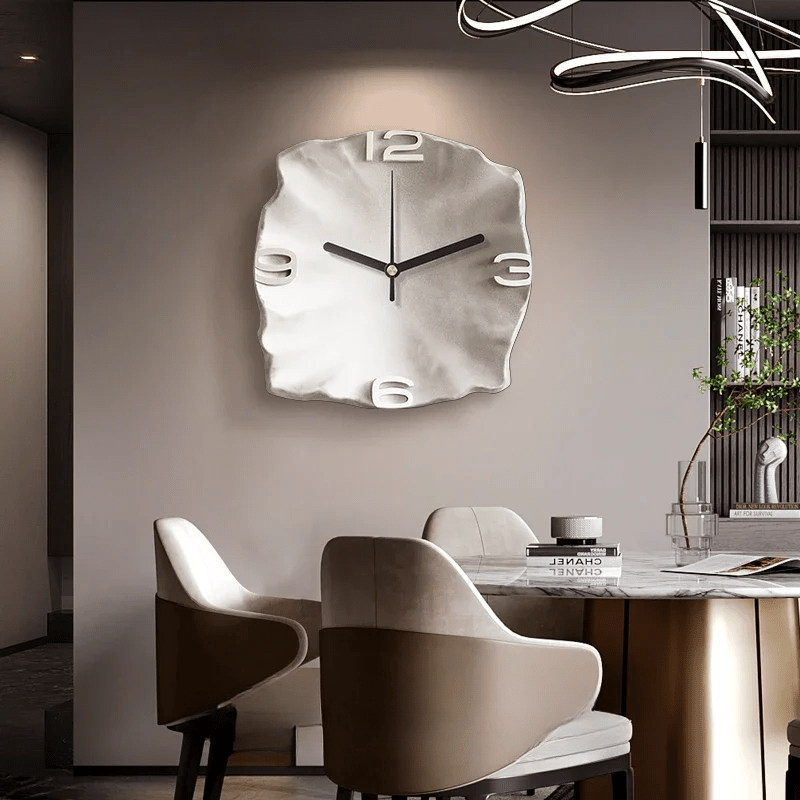 Reloj de diseño elegante con relieve 3D y funcionamiento silencioso, realza la estética de cualquier habitación.