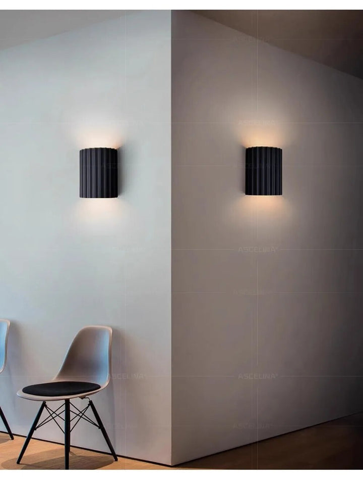 Ambiente acogedor con lámpara de pared moderna. Iluminación LED de diseño artístico para sala y dormitorio contemporáneo.