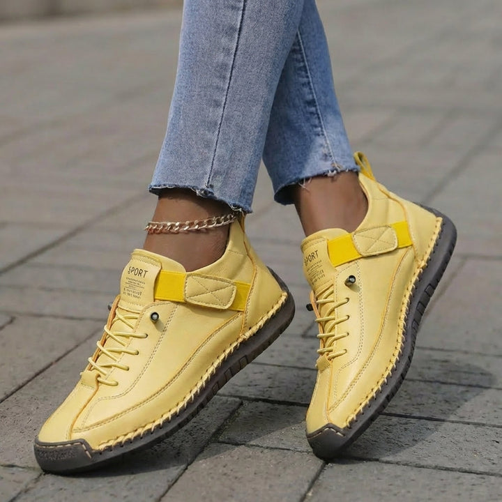 Zapatillas casuales de mujer, color neutro, fáciles de combinar. Ofrecen comodidad y estilo urbano para diario.