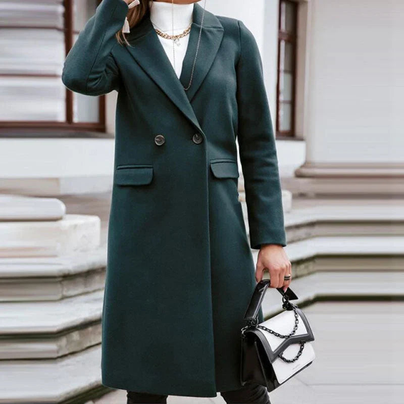 Chaqueta larga elegante para mujer, con solapa y doble botonadura. Outwear de moda clásico y chic.