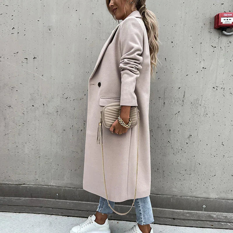 Elegante abrigo largo para mujer con solapa y detalle de doble botonadura. Moda invernal esencial.