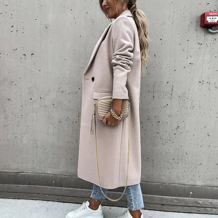 Elegante abrigo largo para mujer con solapa y detalle de doble botonadura. Moda invernal esencial.
