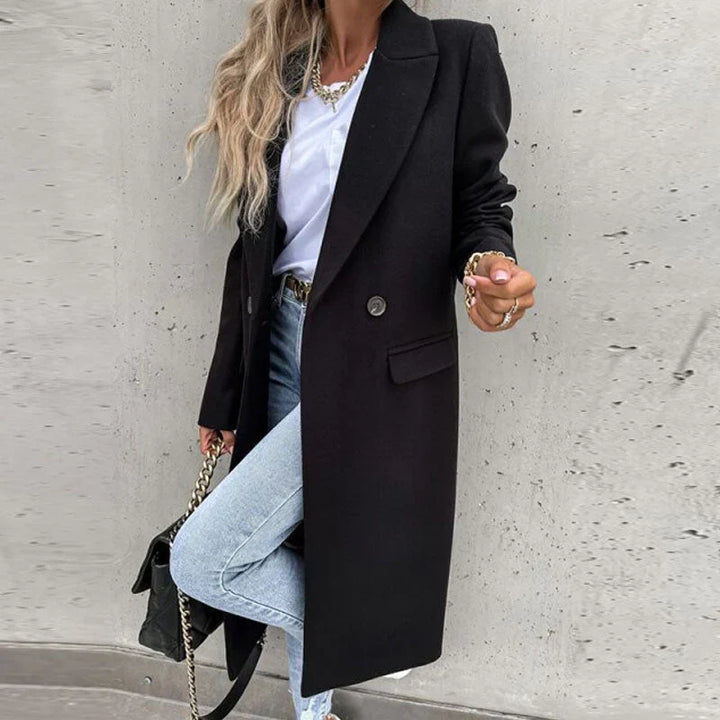 Moda invierno mujer: abrigo largo, doble botonadura, solapa. Elegancia clásica en este outwear de mujer.