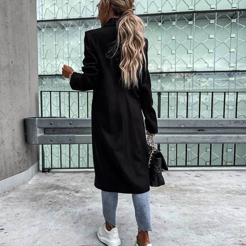 Abrigo de mujer, estilo atemporal. Largo, con solapa y doble botonadura para un invierno cálido y chic.