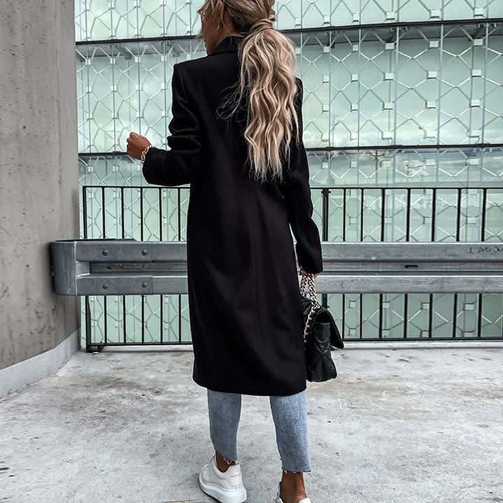 Abrigo de mujer, estilo atemporal. Largo, con solapa y doble botonadura para un invierno cálido y chic.