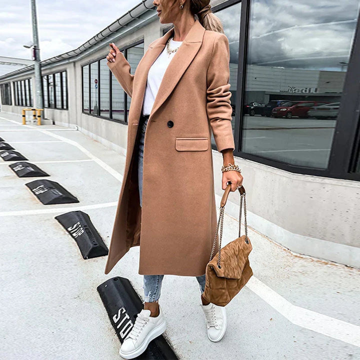 Chaqueta larga de mujer con estilo clásico, doble botonadura y solapa, ideal para el frío invernal.
