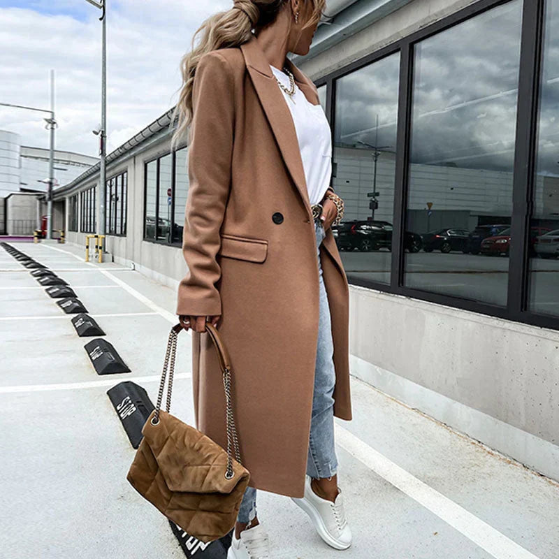 Moda mujer: abrigo largo, elegante, doble botonadura y solapa. Outwear esencial para el invierno.