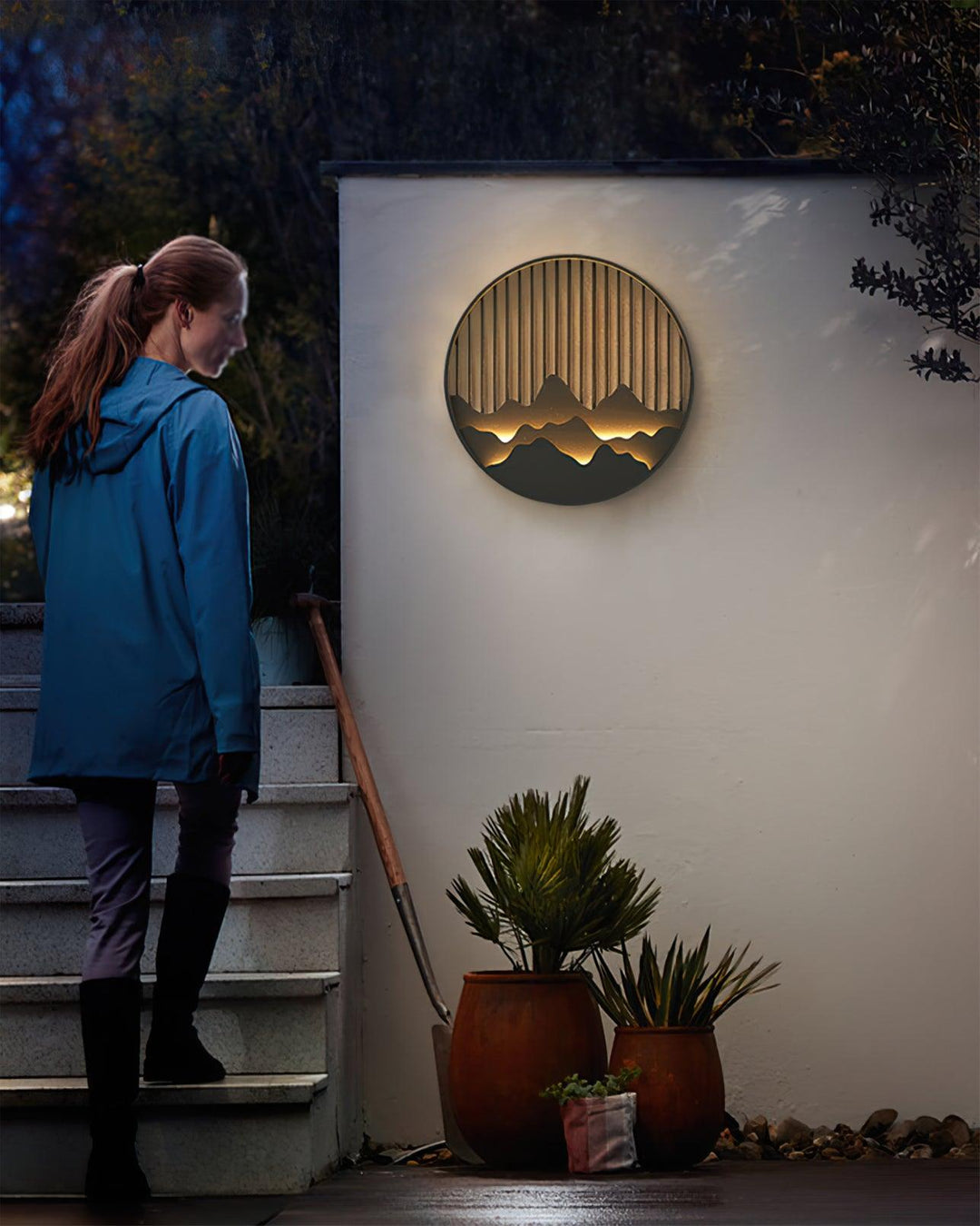 Lámpara de pared LED con motivo de picos montañosos, resistente para iluminación exterior.
