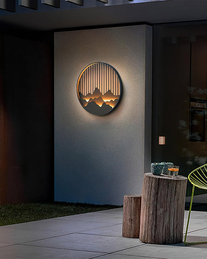Lámpara LED de pared para dormitorio, con motivo de montaña, que añade un toque natural y moderno.