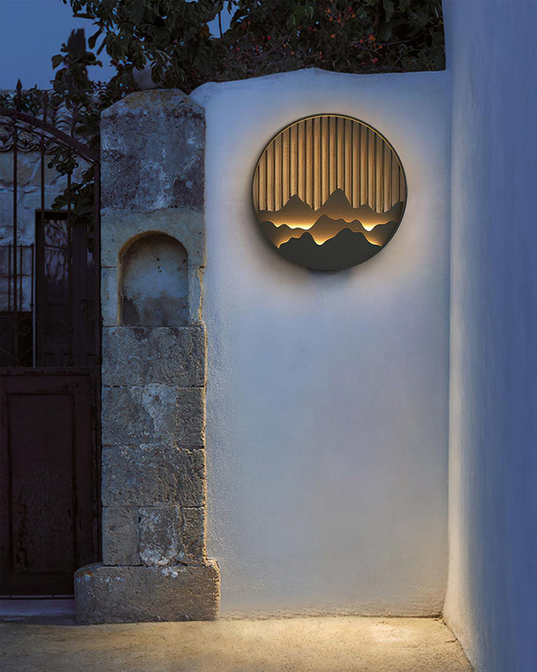 Iluminación de pared LED de diseño único, con patrón de montaña, para un ambiente relajante.