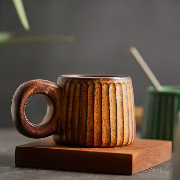 Taza de cerámica artesanal rústica de gres, ideal para café o té, con diseño único que decora tu hogar.