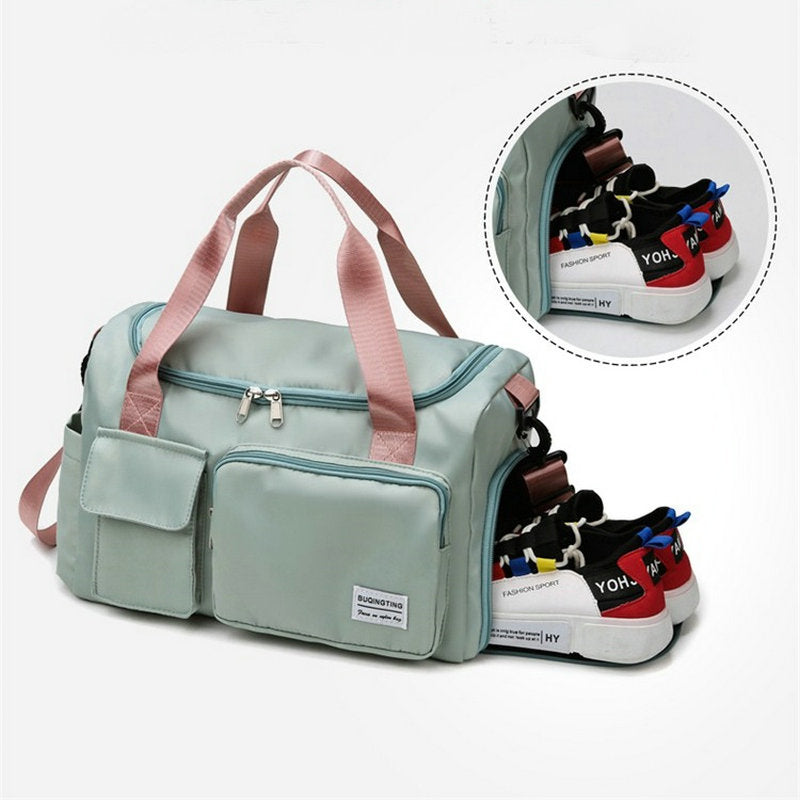 Bolso de viaje con compartimento especial para zapatillas, evitando olores y suciedad en la ropa.