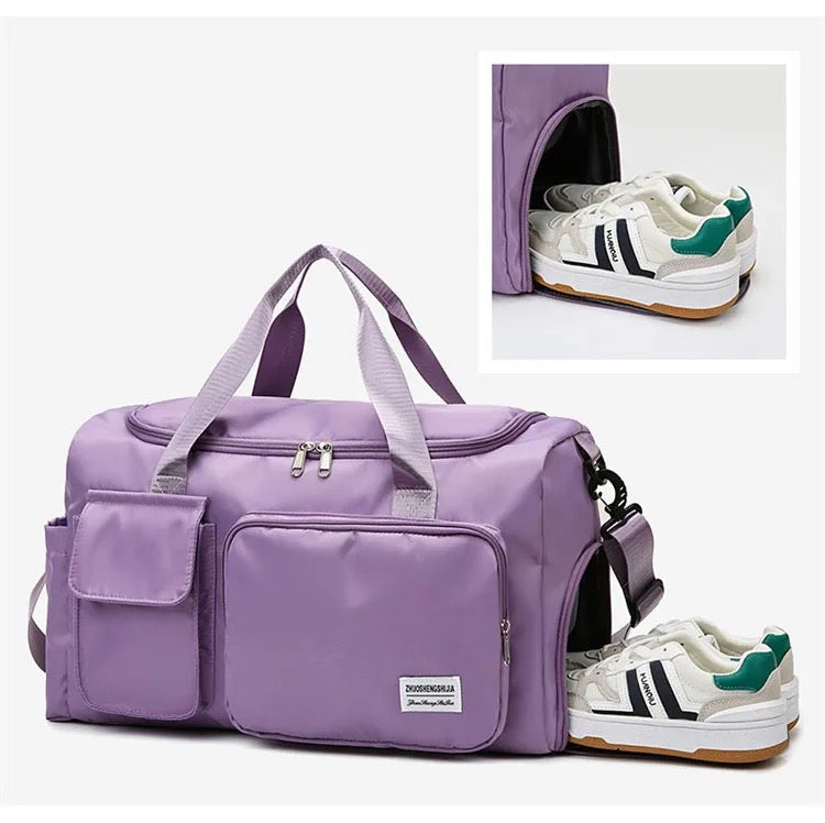 Bolso deportivo duffle negro con compartimento para zapatos, perfecto para organizar tu equipaje.