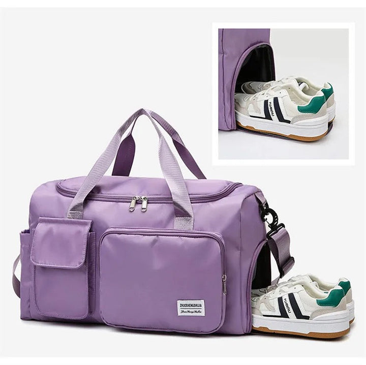 Bolso deportivo duffle negro con compartimento para zapatos, perfecto para organizar tu equipaje.