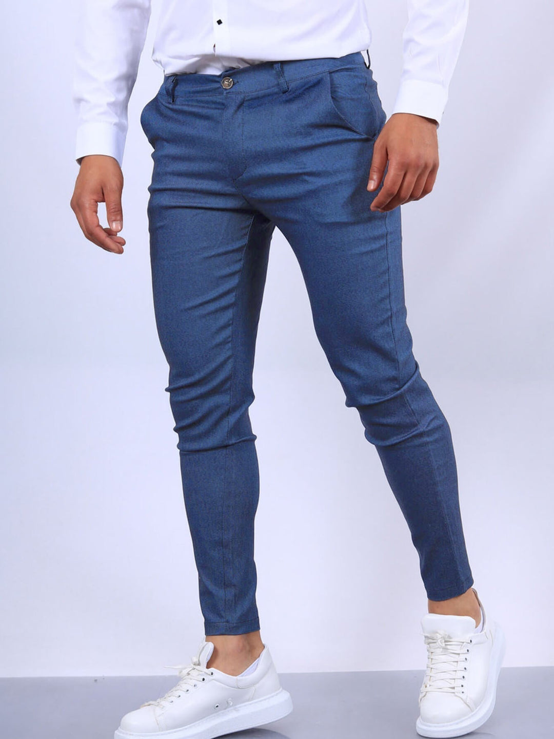 Pantalón elástico moderno para hombre. Comodidad y estilo versátil en ropa masculina.