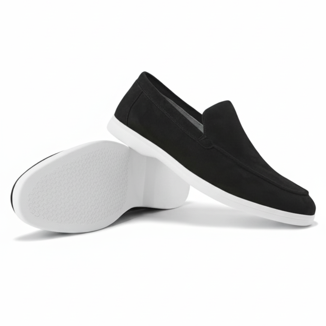 Mocasines de hombre puestos, calzado cómodo y elegante, estilo casual/oficina.