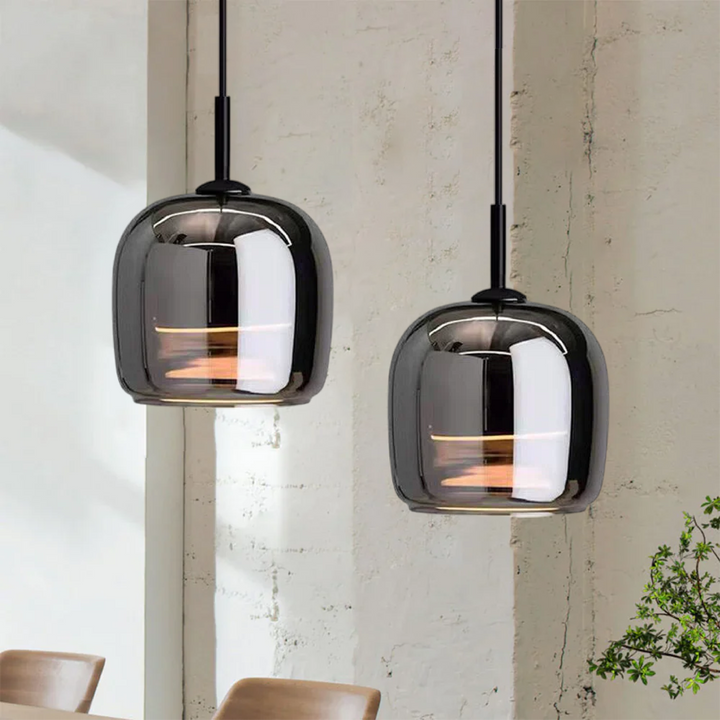 Lámpara colgante de vidrio negro para cocina. Iluminación nórdica y diseño minimalista.