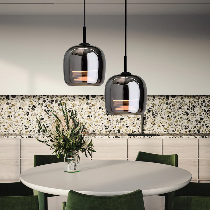 Lámpara colgante moderna de vidrio negro. Estilo nórdico para sala o comedor.