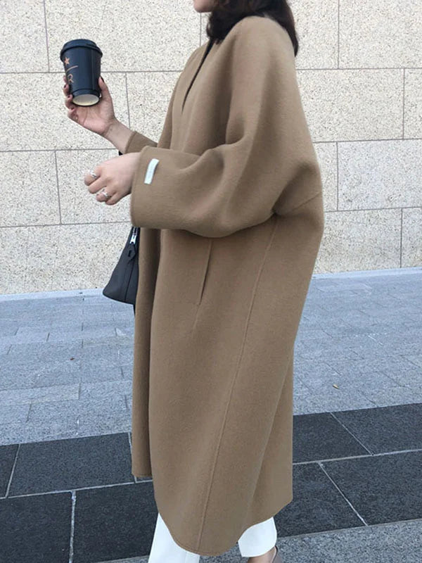 Elegante abrigo de lana para mujer, estilo clásico que realza cualquier atuendo de moda invernal.