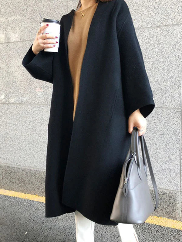 Mujer vistiendo un abrigo largo de lana, elegante y clásico, para un look de invierno chic.