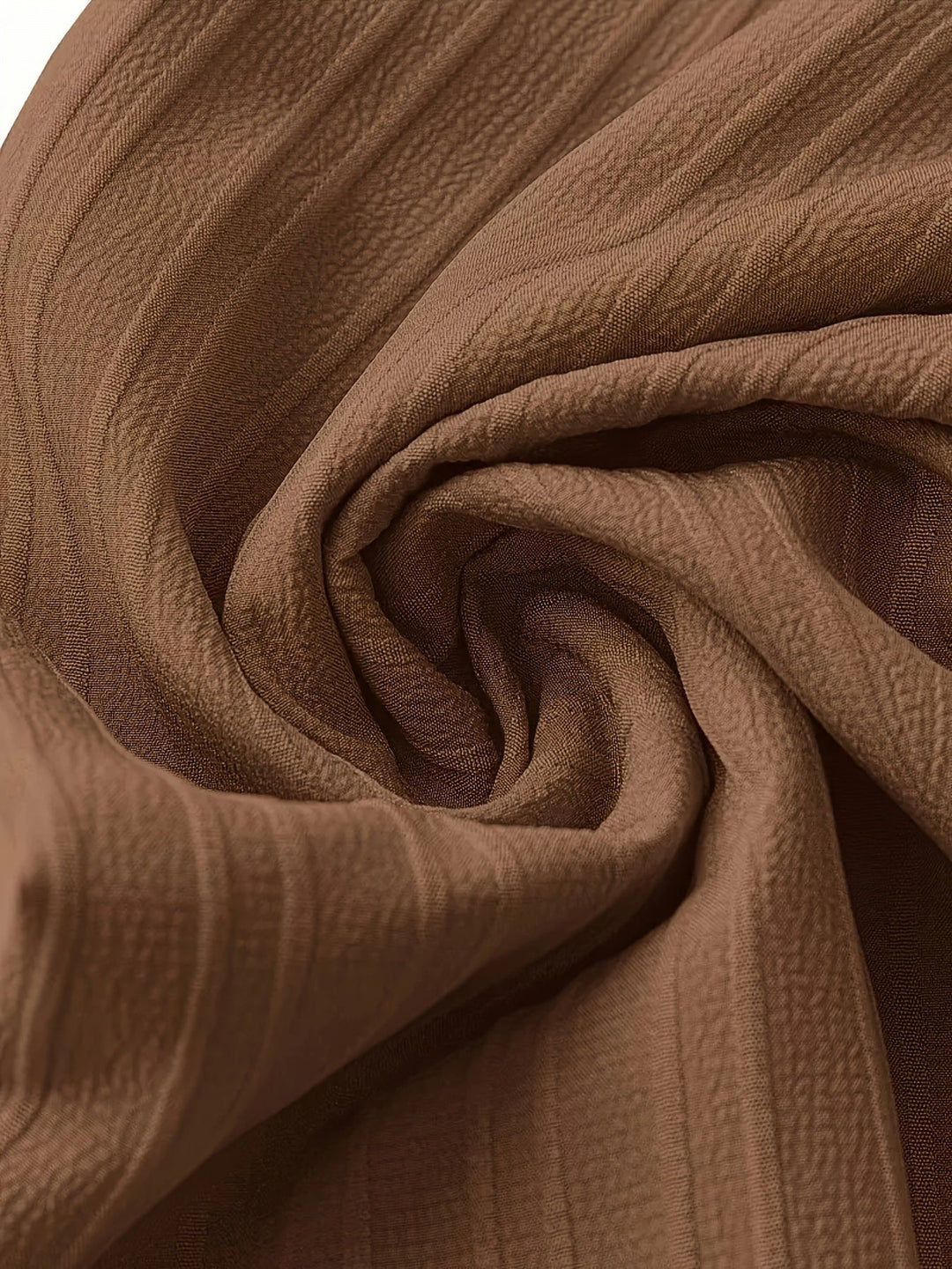 Pantalones de mujer con plisados, talle alto y pierna ancha en tono caramelo. Prenda cómoda y de moda.