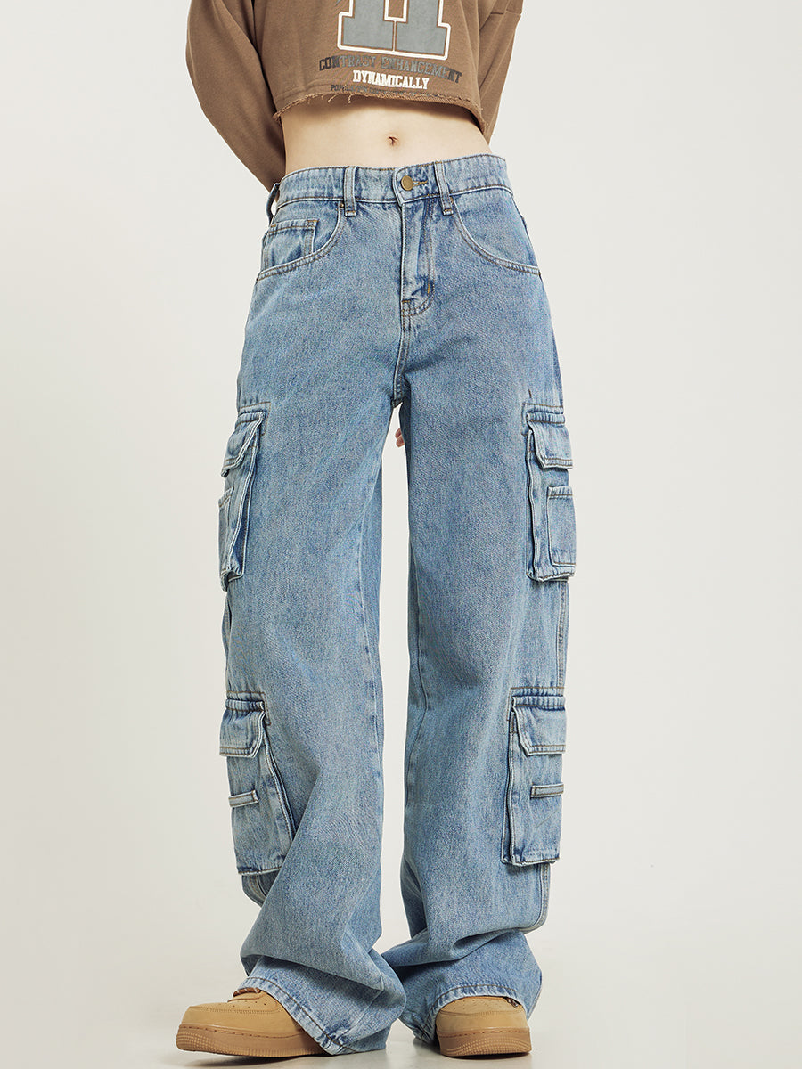 Vaqueros cargo de mujer en denim azul claro, estilo pierna ancha para un look casual y urbano.
