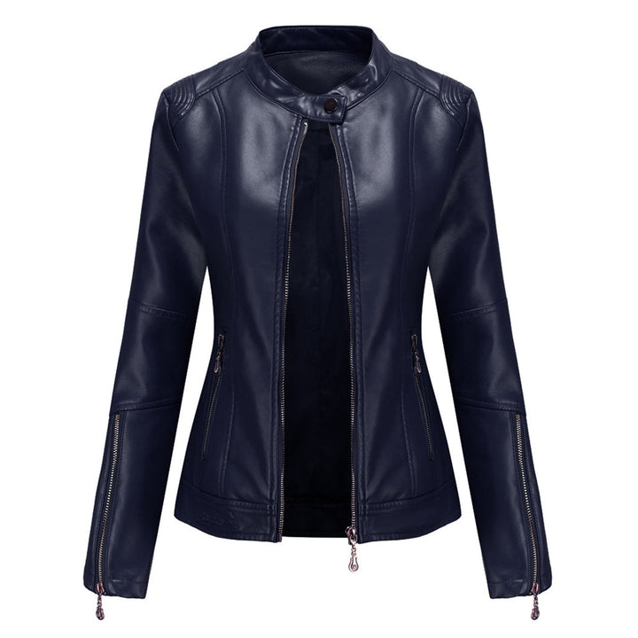 Foto de chaqueta elegante para mujer, destacando el cuello redondo y los botones frontales. Ropa exterior.