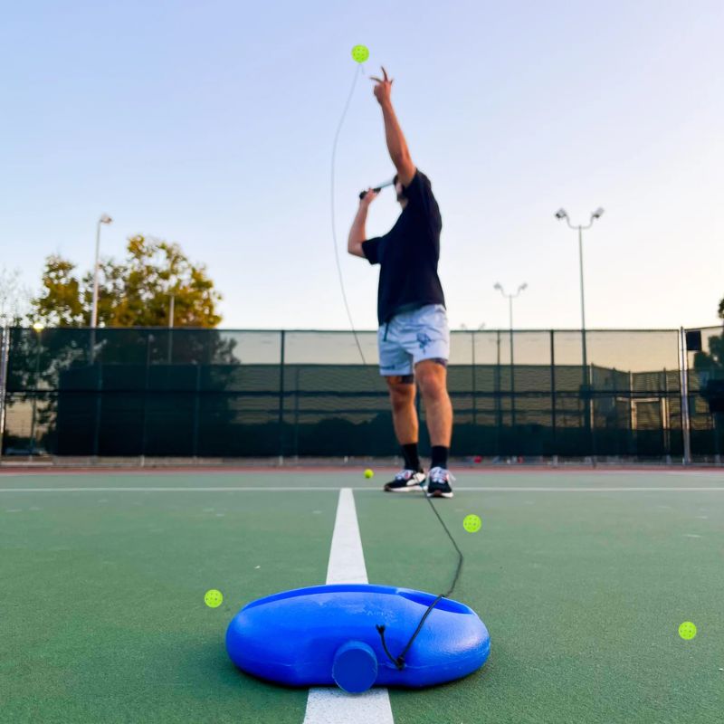 Aparato luminoso de pickleball para entrenamiento individual, perfecciona tus golpes y movimiento en la cancha.