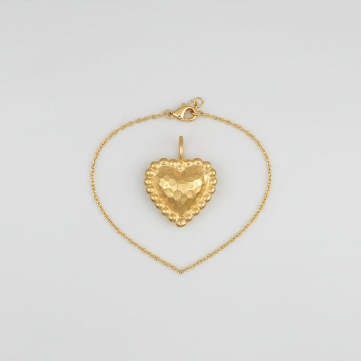 Collar de oro martillado para mujer, diseño de corazón delicado. Joyería fina, perfecto para cualquier ocasión.