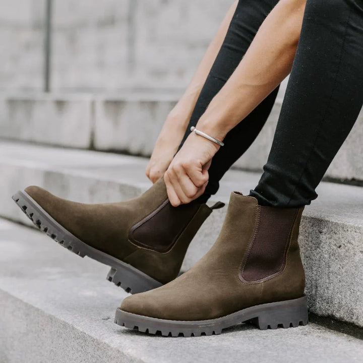 Calzado Chelsea de piel auténtica para mujer, botines duraderos con suela track para comodidad en ciudad.