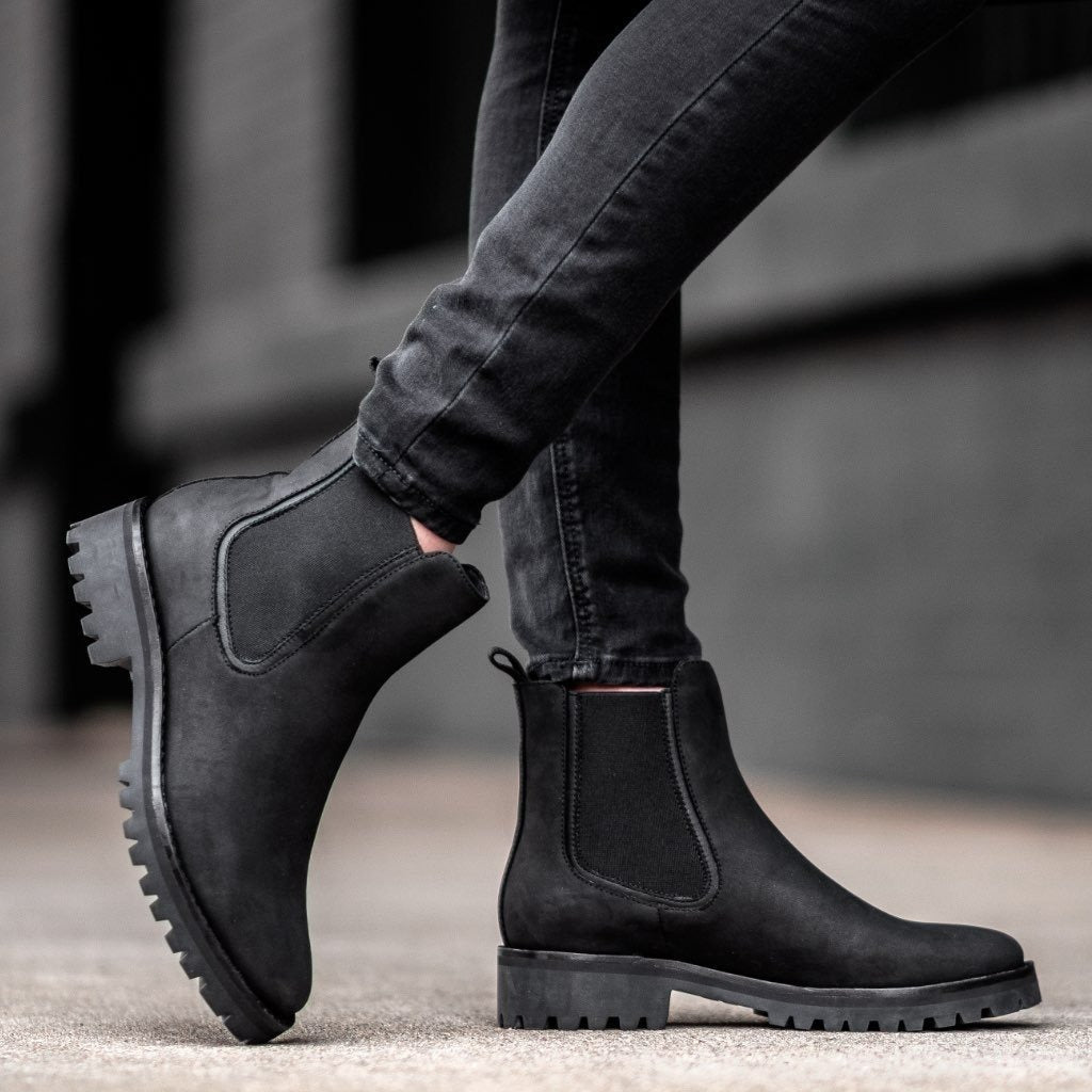 Botines Chelsea de piel negros para mujer con suela track, ideales para otoño invierno y estilo urbano.