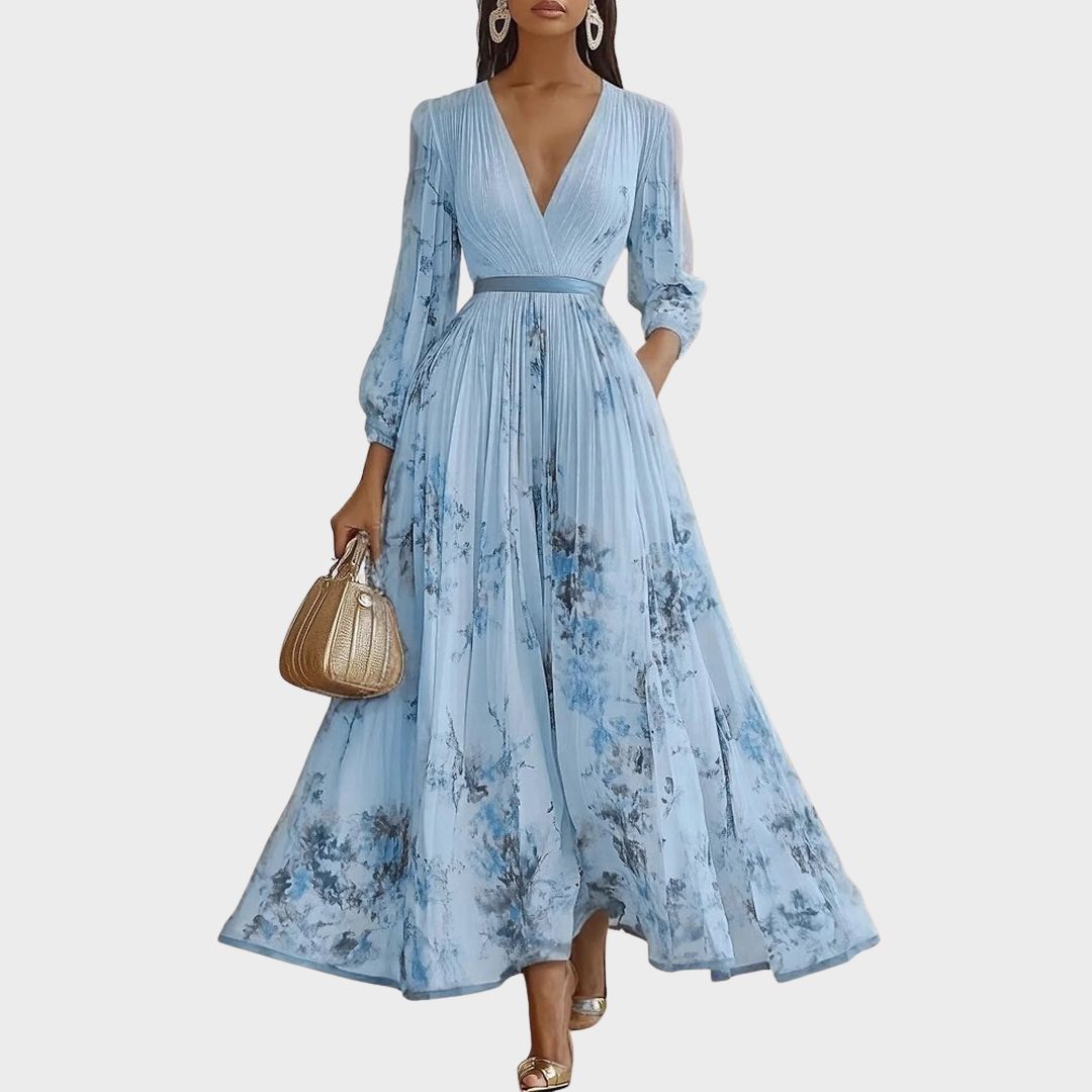 Textura del plisado en vestido maxi de mujer, toque elegante y moderno para invitada de fiesta.
