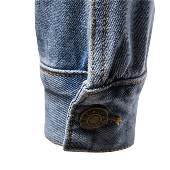 Chaqueta vaquera robusta para hombre, un básico de moda masculina. Estilo casual atemporal con bolsillos.