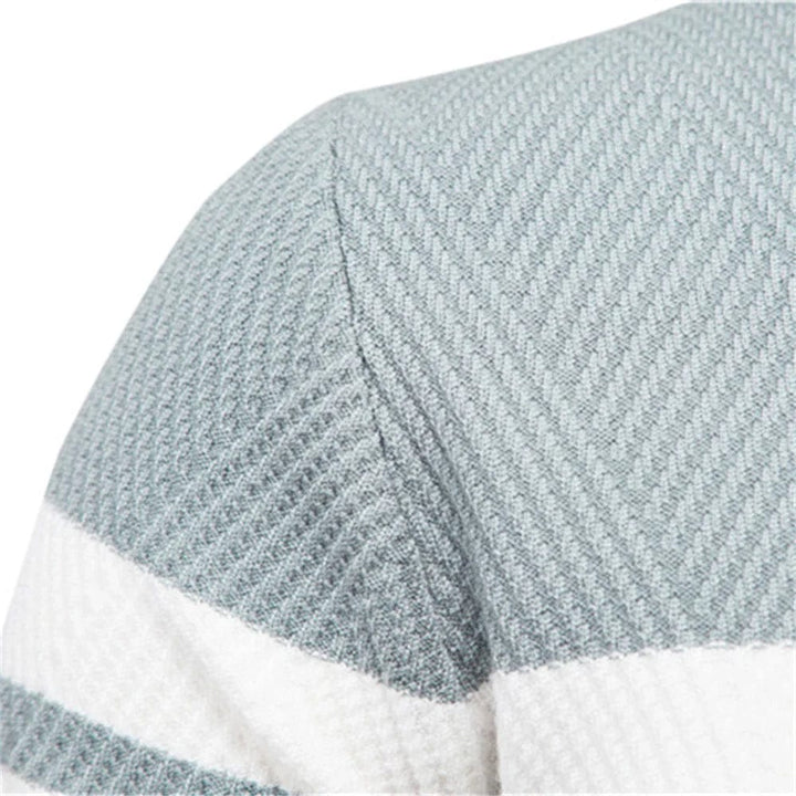 Suéter slim fit para hombre, diseño ajustado y cómodo, perfecto para un look moderno de invierno.
