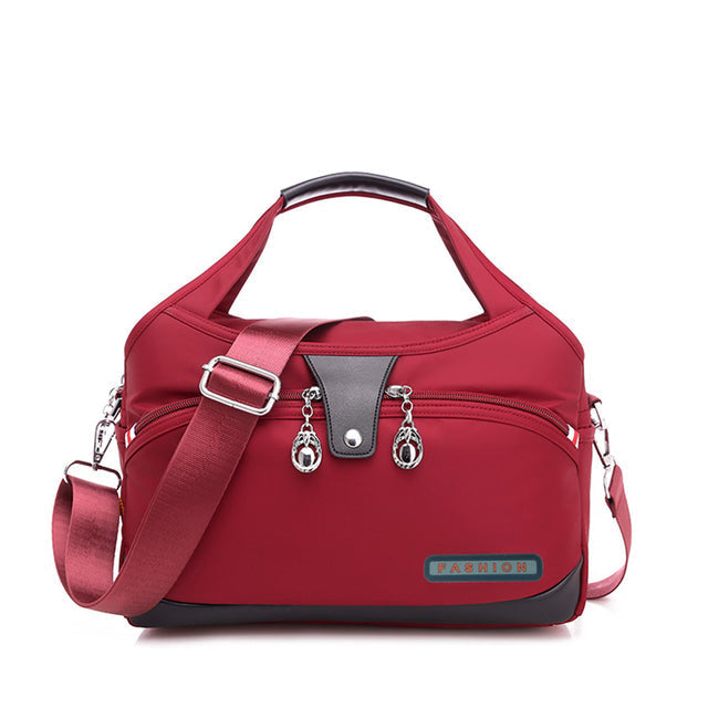Mochila funcional para mujer con múltiples compartimentos organizados y sistema antirrobo integrado.