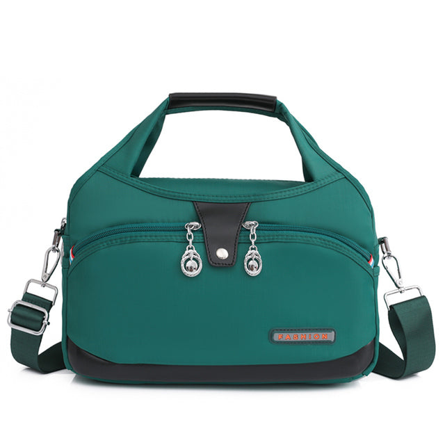 Detalle de cremallera oculta en mochila antirrobo de mujer, asegurando tus pertenencias con estilo.