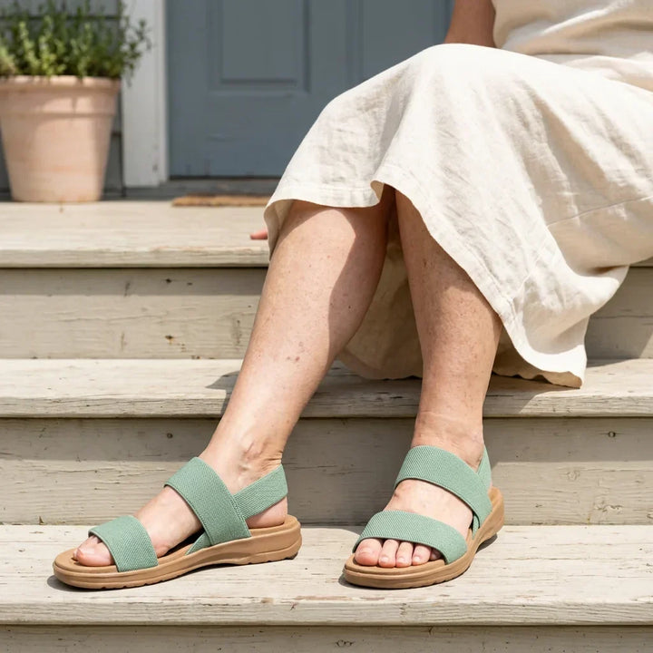 Mujer con sandalias elásticas ligeras, mostrando su ajuste perfecto y estilo veraniego desenfadado.