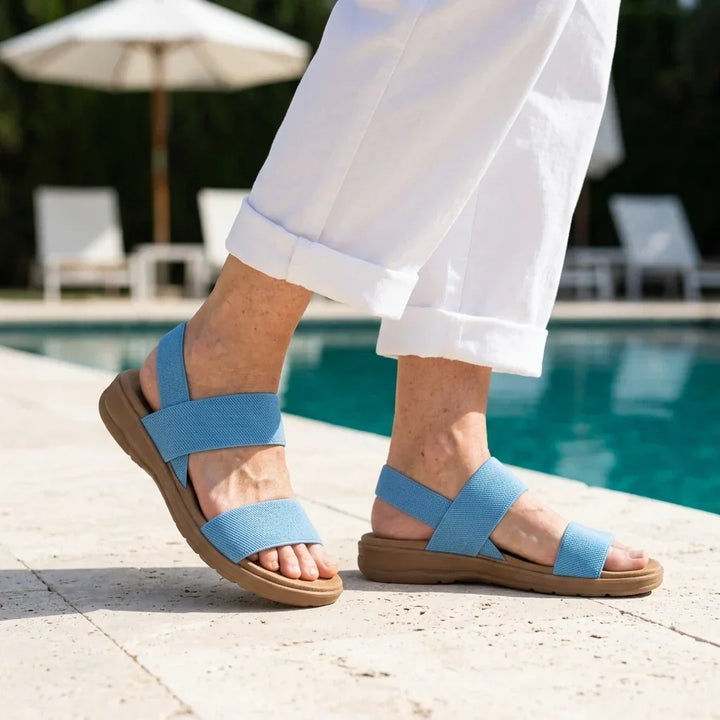 Sandalias elásticas de mujer en tono neutro. Ligeras y muy cómodas para un look versátil.