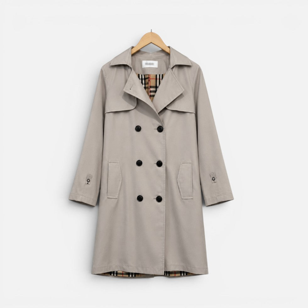 Elegante gabardina larga de mujer con patrón de cuadros, cinturón y detalles de doble botonadura.