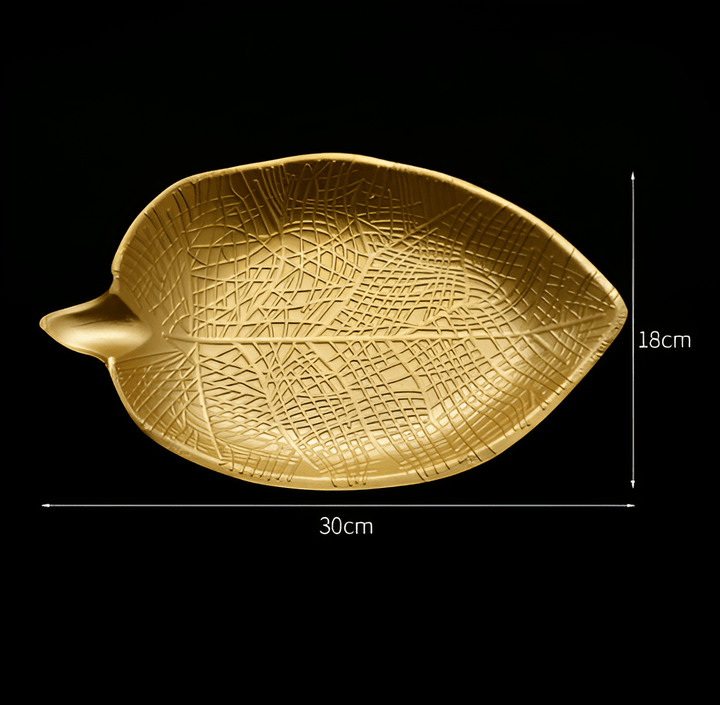 Elegante bandeja de madera dorada con silueta de hoja nórdica. Ideal para decoración del hogar y servir con estilo.