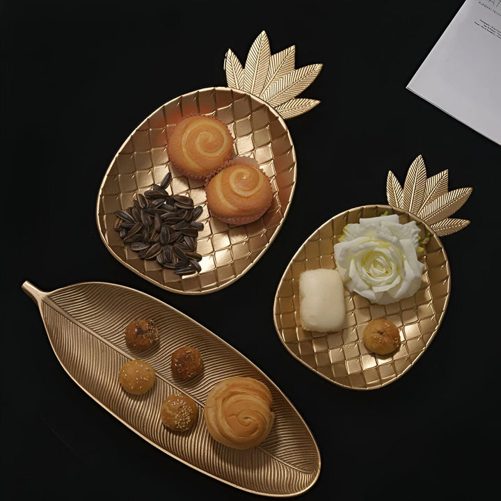 Bandeja botánica nórdica de madera y oro con silueta de hoja. Ideal para servir y decorar el hogar.