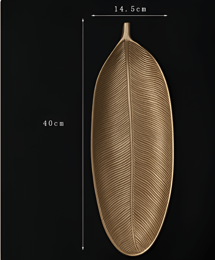 Bandeja decorativa de madera y oro. Silueta de hoja botánica nórdica, perfecta para servir o como organizador.
