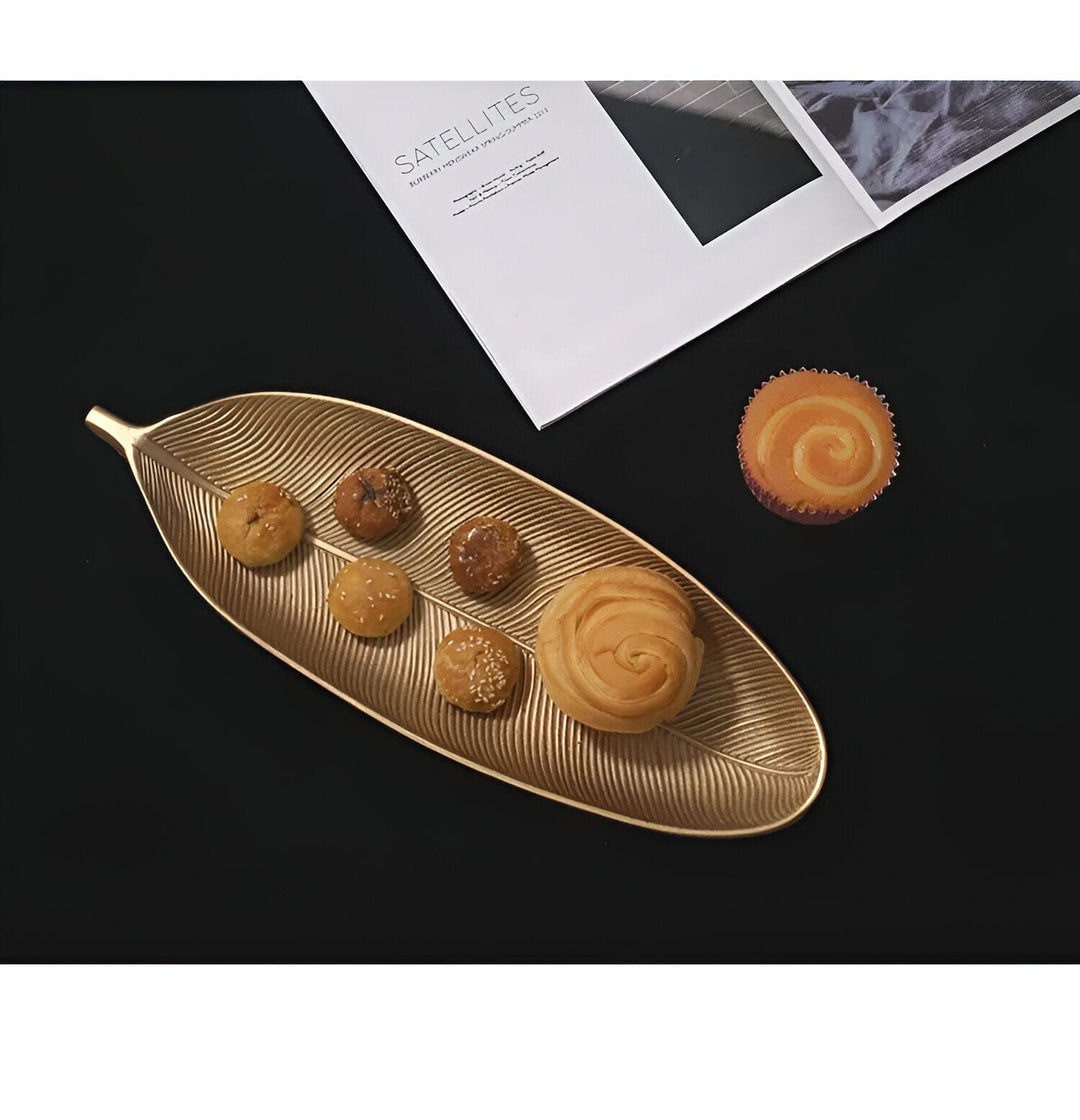 Bandeja nórdica botánica para servir. Diseño moderno de hoja en oro sobre madera, ideal para organizar y decorar.