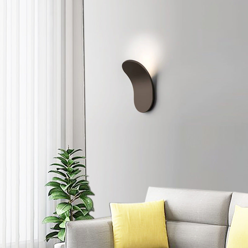 Lámpara de pared LED elegante, aplique moderno que ilumina un pasillo acogedor.