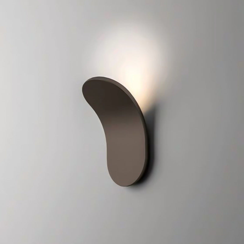 Aplique LED nórdico blanco en pared, diseño moderno para sala de estar.