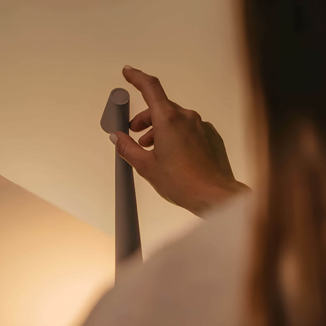Elegante lámpara de mesa LED regulable con estilo nórdico, perfecta para decoración del hogar y luz ambiental moderna.