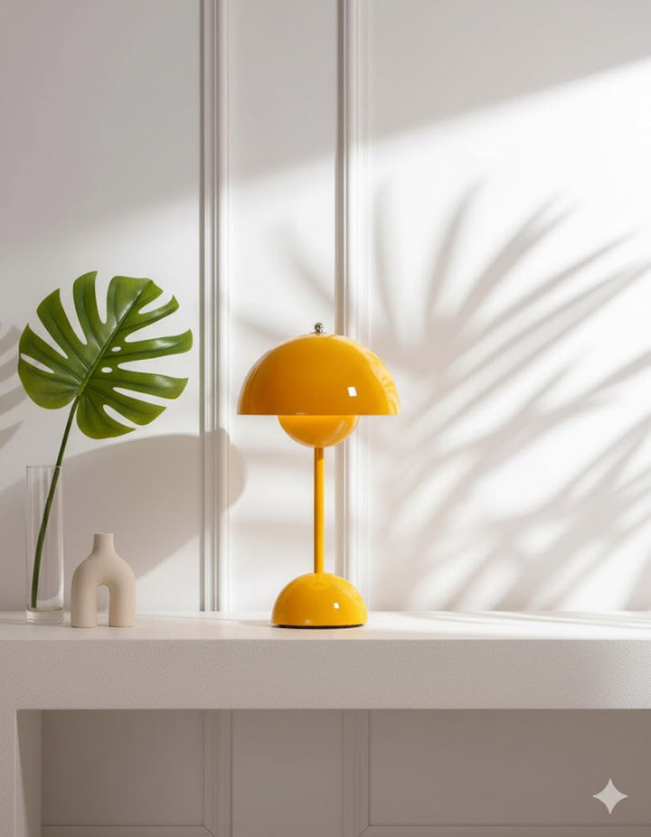 Lámpara de mesa estilo retro en metal, creando luz ambiente cálida para el dormitorio.