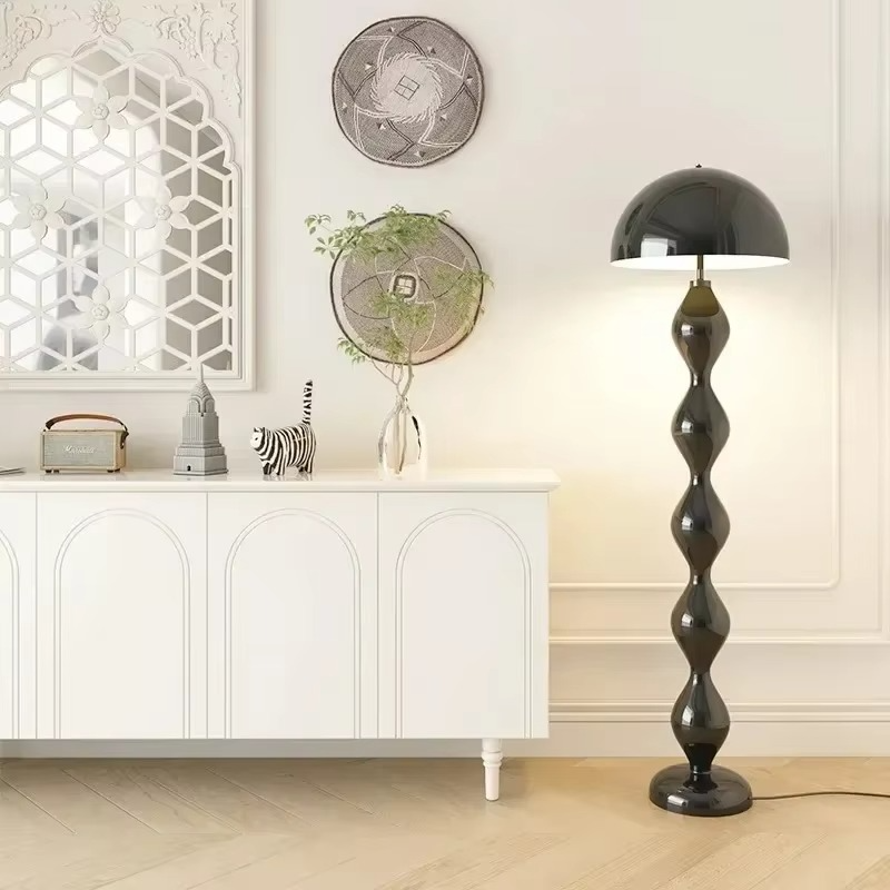 Lámpara de pie LED escandinava moderna para salón, diseño minimalista y elegante iluminación interior.