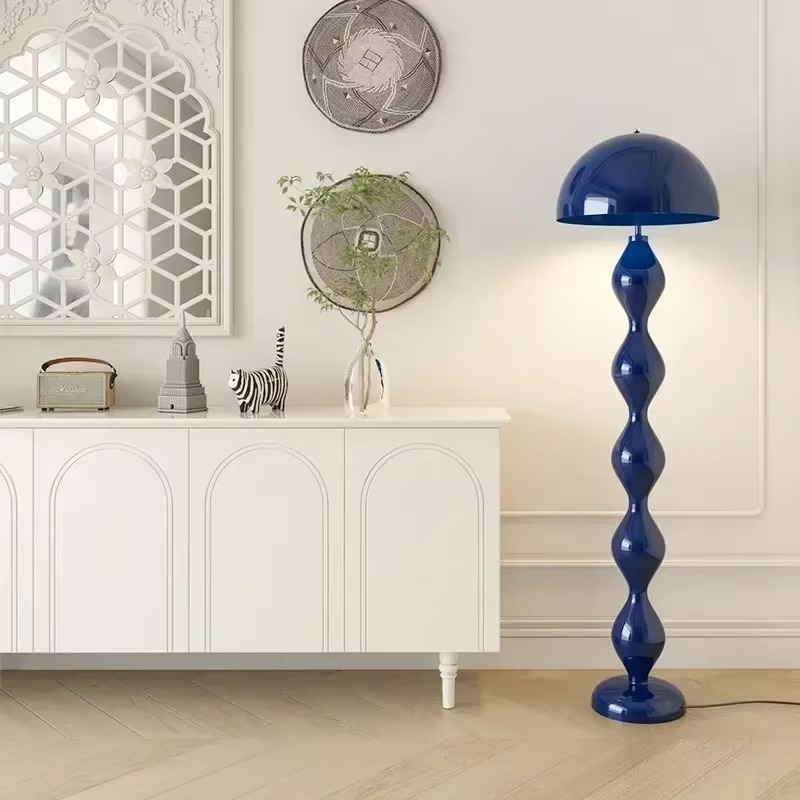 Lámpara de pie LED para dormitorio, estilo nórdico minimalista con luz cálida regulable.