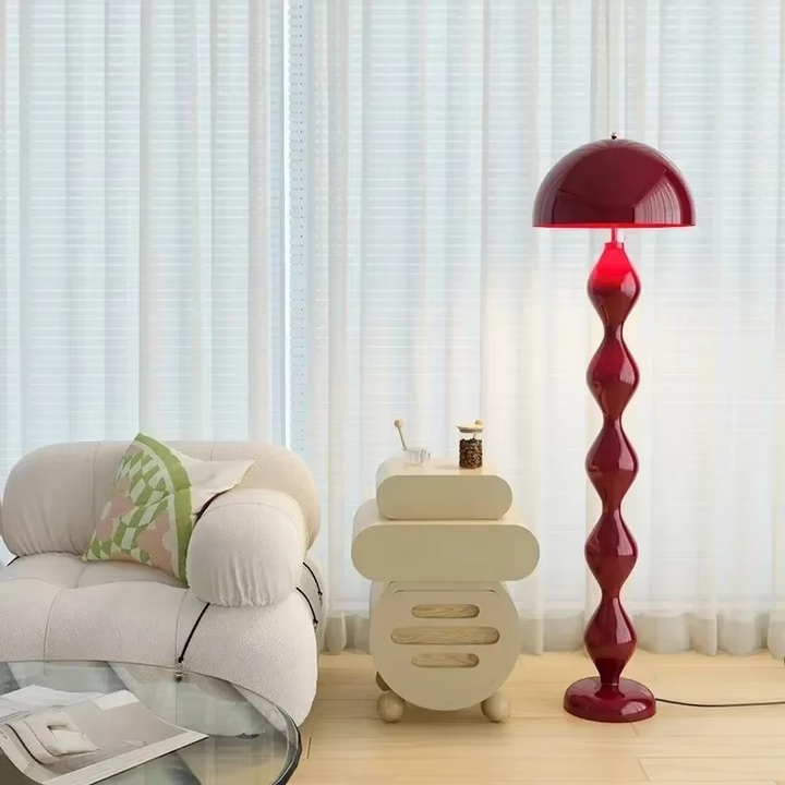 Detalle de lámpara de pie escandinava, estructura elegante y luz LED moderna para salón.